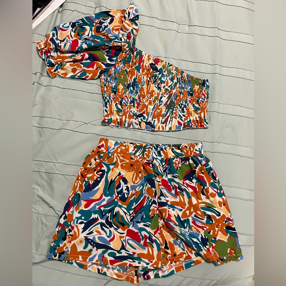 NWOT - SHEIN 2 piece vibrant multicolor 1 sleeve crop top/1 sleeve short set